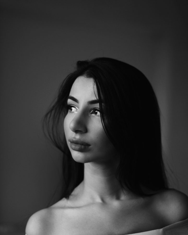 Czarno-biały portret przy oknie