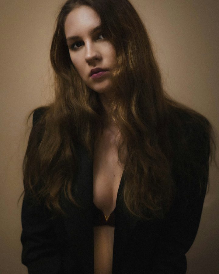 Portret w ciemnej marynarce